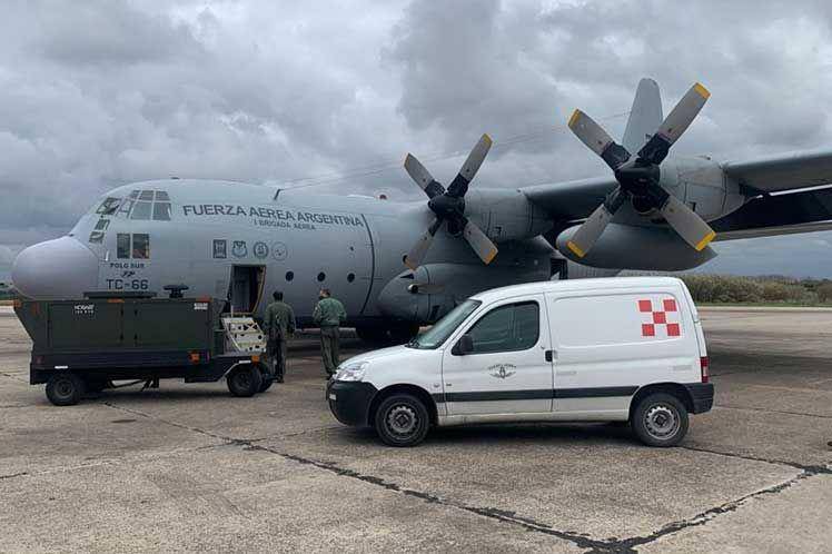 Pesawat militer Argentina yang digunakan mengirimkan bantuan alat medis ke Kuba. (twitter.com/Havana_Casino)