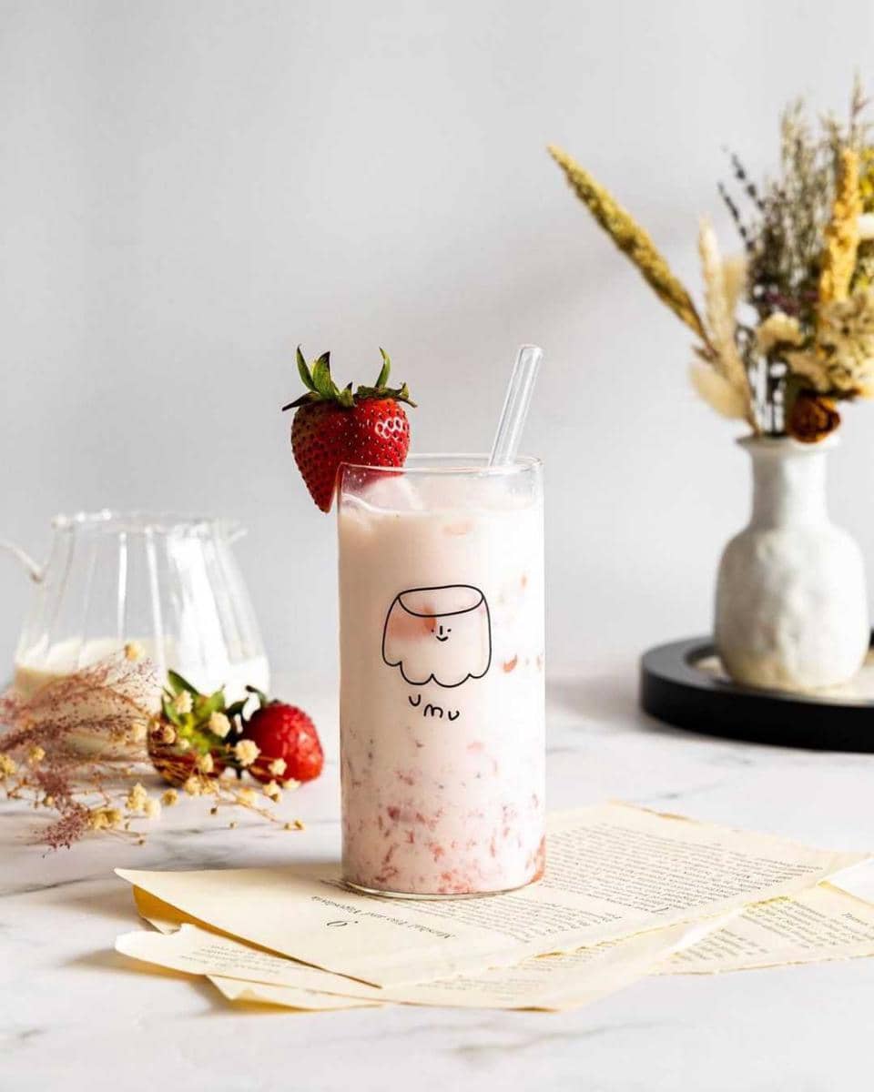 susu stroberi ala korea (instagram.com/alexisdeocaris)