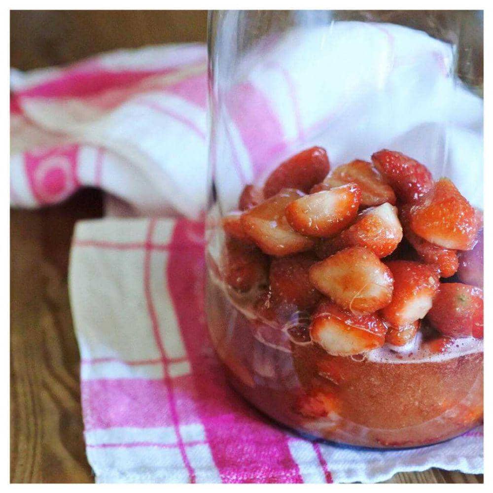 Menghaluskan stroberi (instagram.com/nskyon)