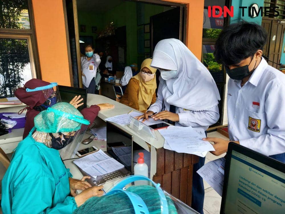 Pelajar SMP Negeri 12 Balikpapan mendaftar untuk mendapatkan vaksinasi COVID-19. (IDN Times/ Fatmawati)