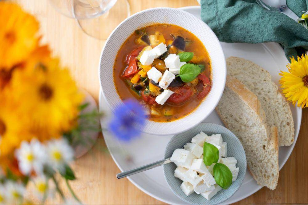 ilustrasi beef bourguignon with bread (unsplash.com/Janine Meuche)
