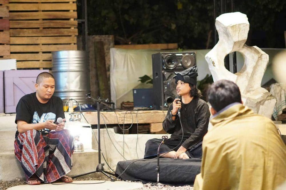 Pertunjukan sinrilik, seni tutur puitis berirama milik suku Makassar, yang dipertunjukkan dalam pameran seni Makassar Biennale 2021. (Dok. Yayasan Makassar Biennale)