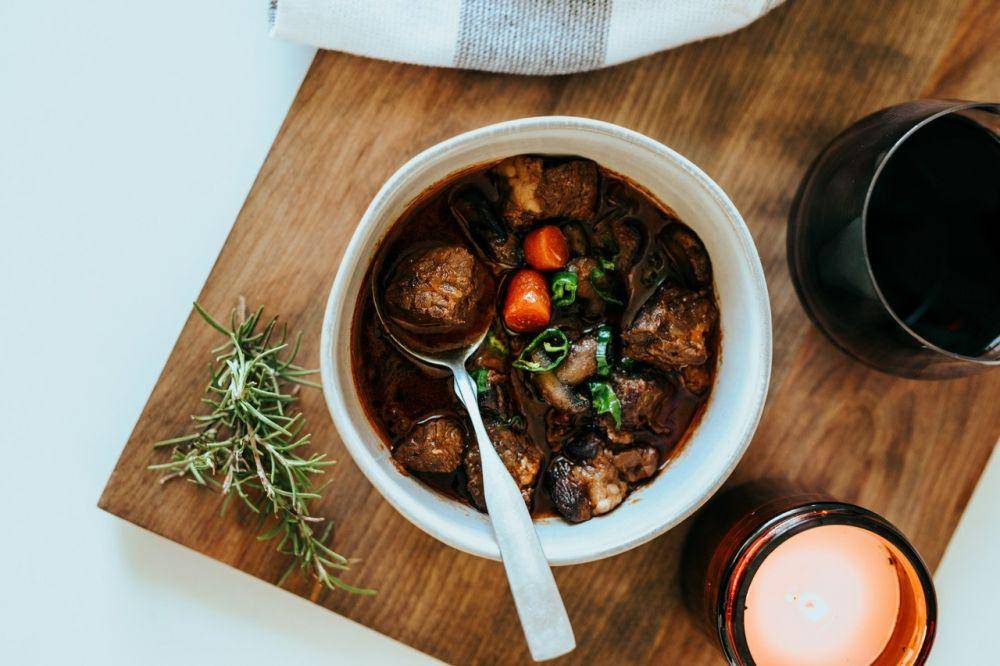 ilustrasi olahan beef bourguignon (unsplash.com/Nathan Dumlao)