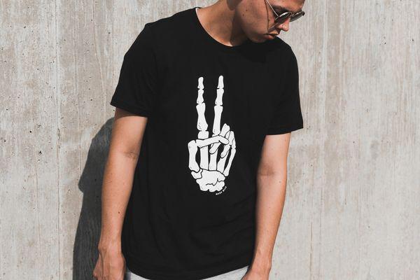 5 Cara Mudah Merawat Kaus Sablon Plastisol, Anti Mengelotok!