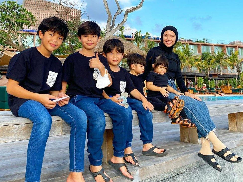 10 Potret Ratna Galih bareng 5 Anaknya Pakai Baju Kembar, Family Goals