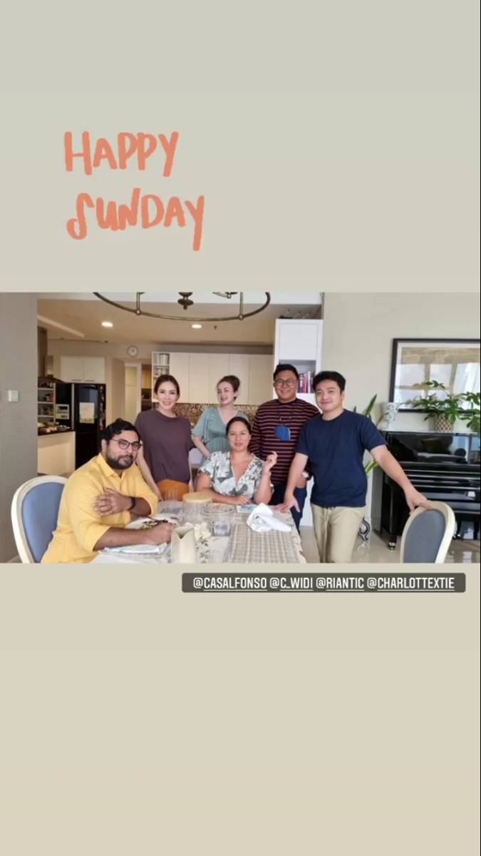 potret Rianti Cartwright dan Cathy Sharon serta kawan-kawan (instagram.com/cathysharon)