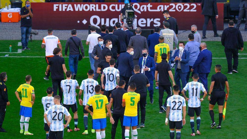 Duel Brasil melawan Argentina terpaksa dihentikan saat laga baru berjalan lima menit, karena empat pemain Tim Tango melanggar protokol kesehatan. (skysports.com).