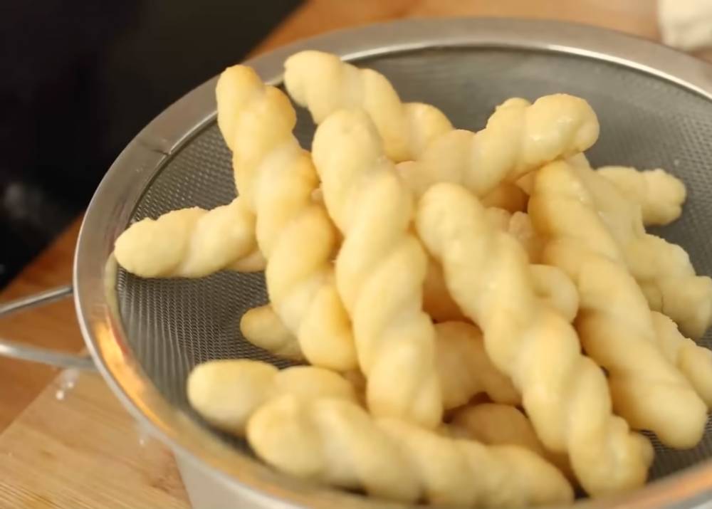 Donat kepang yang sudah digoreng. (youtube.com/Devina Hermawan)