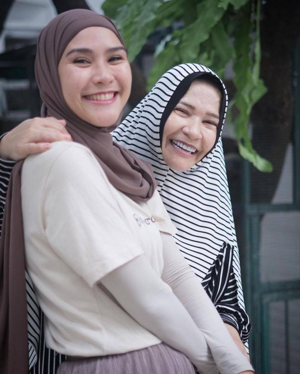 Zaskia Adya Mecca dan ibu (instagram.com/zaskiadyamecca)