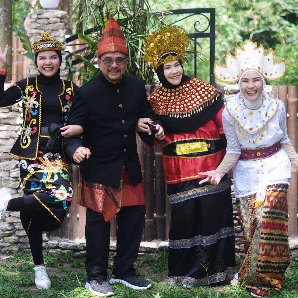 Zaskia Adya Mecca bersama orangtua dan saudara (instagram.com/ekawiratakusumah)