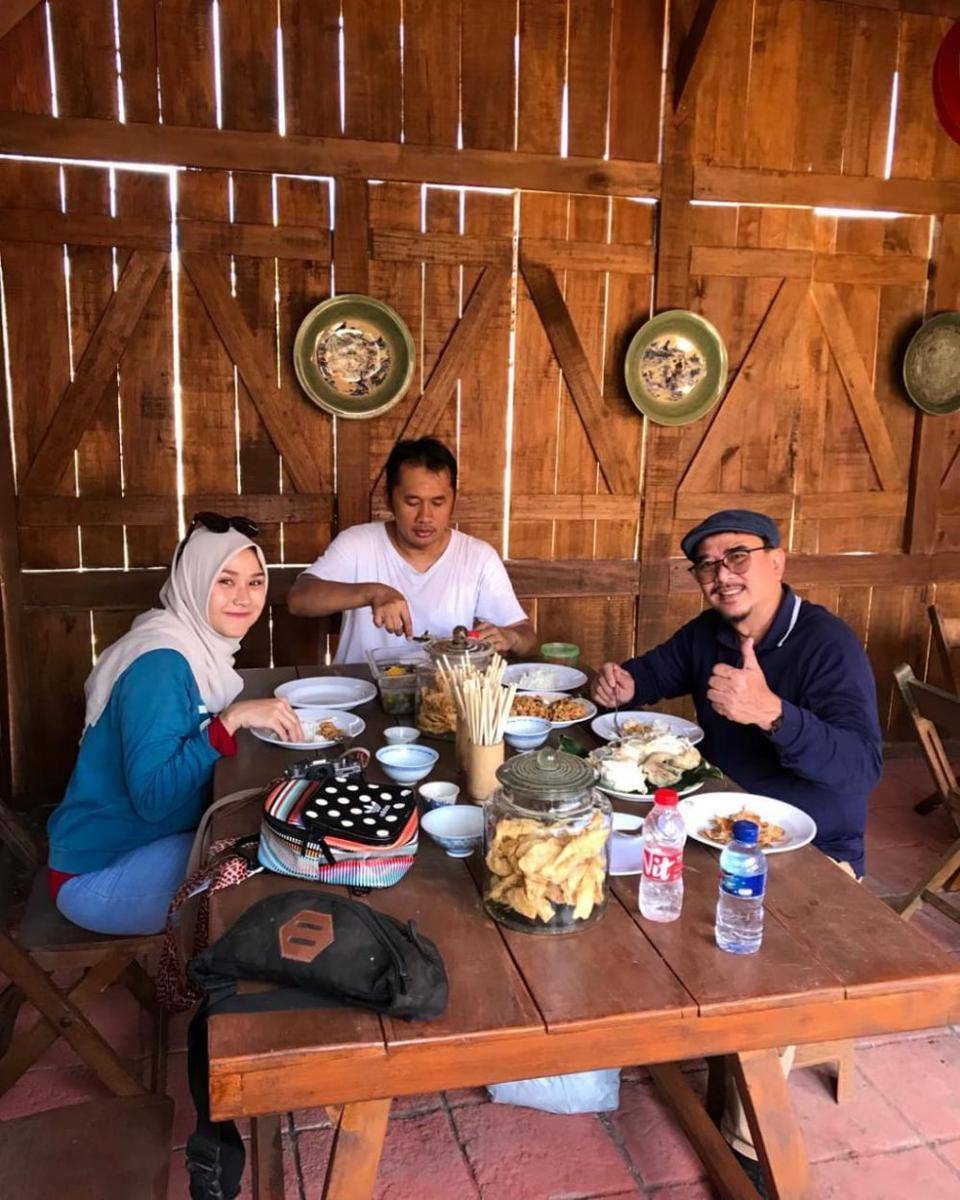 Zaskia Adya Mecca bersama ayah dan suami (instagram.com/ekawiratakusumah)