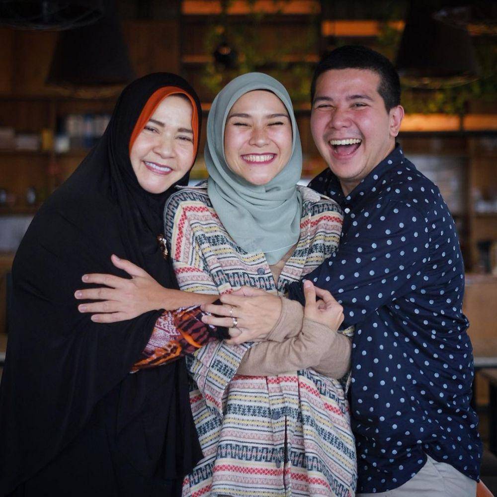 Zaskia Adya Mecca bersama ibu dan saudara (instagram.com/zaskiadyamecca)