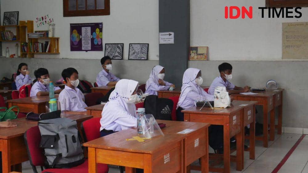 Sekolah tatap muka di Cimahi. (IDN Times/Bagus F)