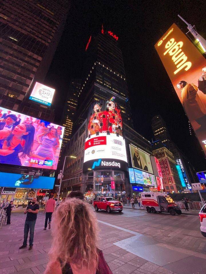 Jenama 'Nona Rara Batik' sempat tampil di Times Square, New York. (dok. Nona Rara Batik)
