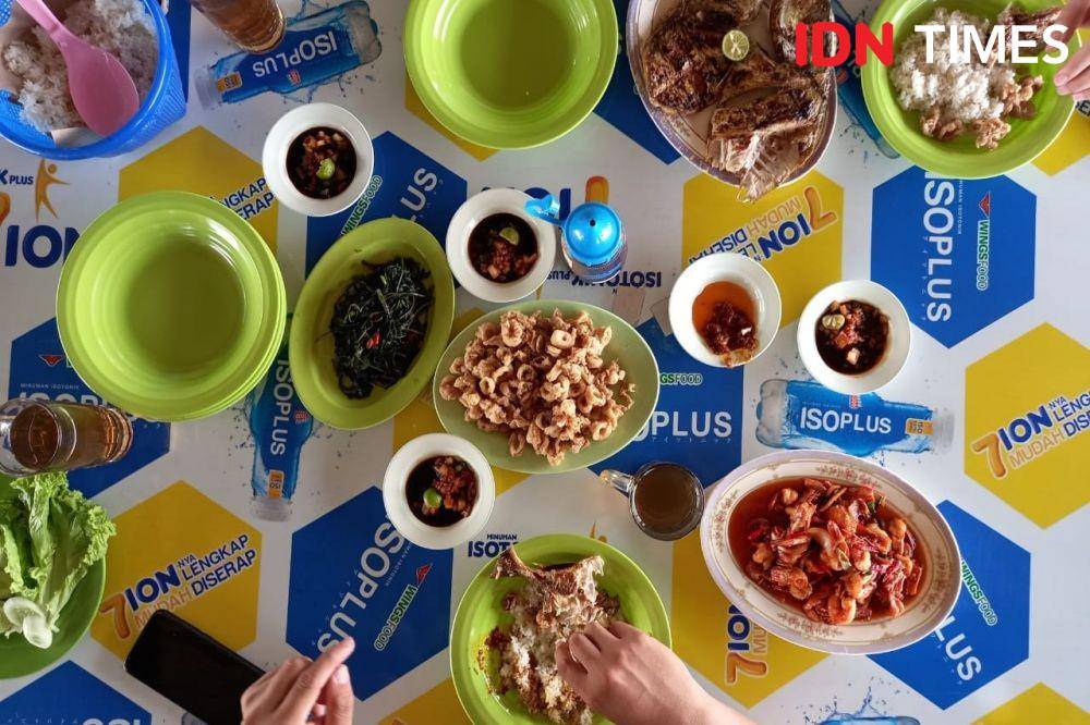Restoran Dadap Indah di Tangerang tergerus air laut yang meluap ke daratan. (IDN Times/Aryodamar)