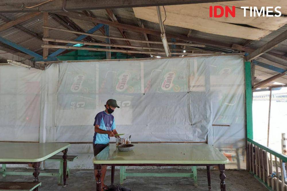 Restoran Dadap Indah di Tangerang tergerus air laut yang meluap ke daratan. (IDN Times/Aryodamar)