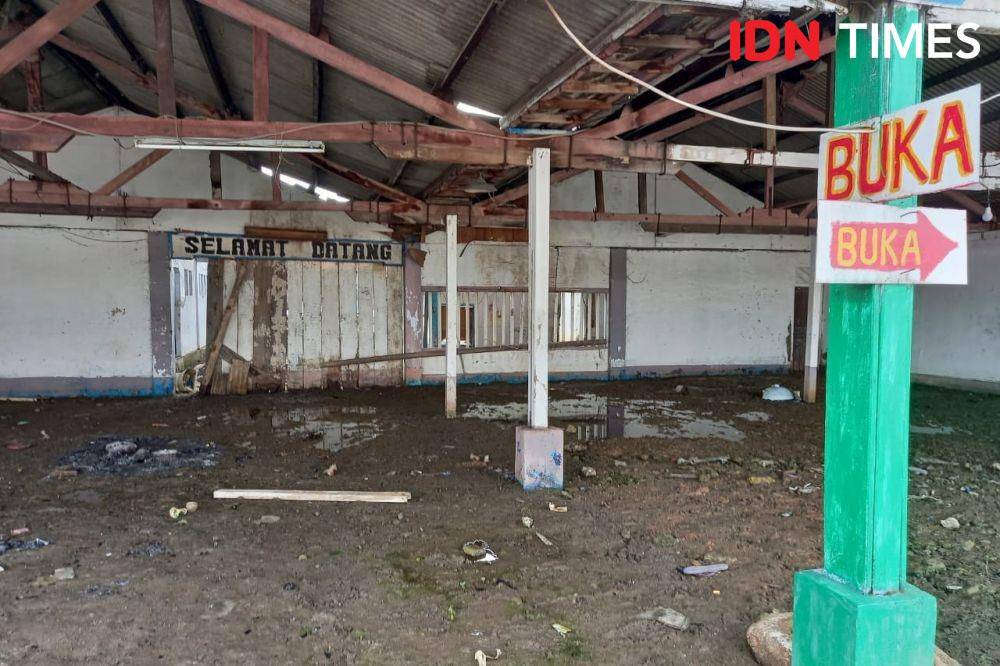Restoran Dadap Indah di Tangerang tergerus air laut yang meluap ke daratan. (IDN Times/Aryodamar)