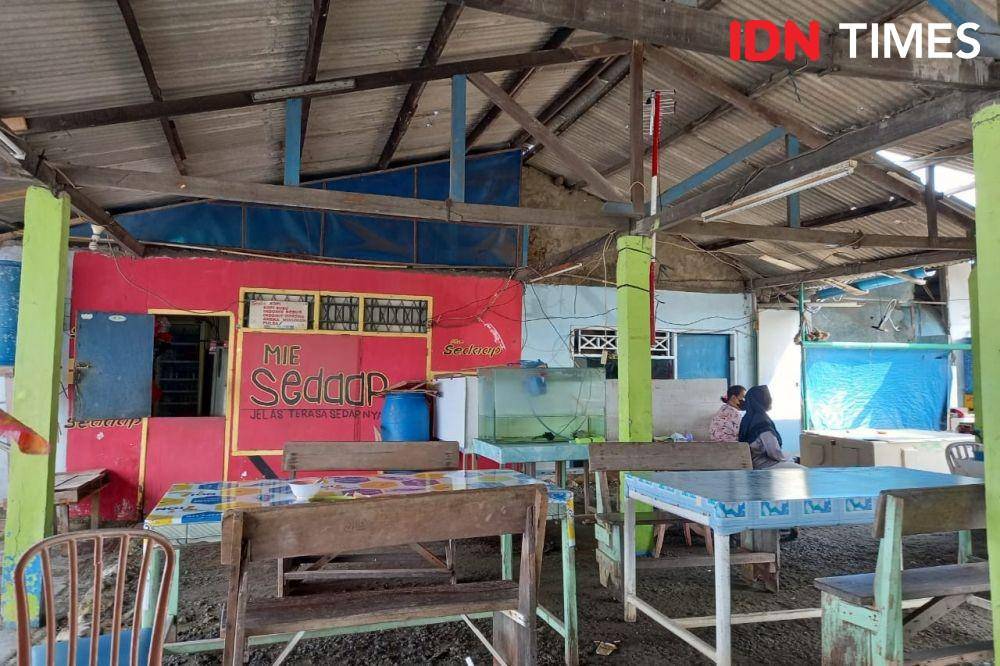 Restoran Dadap Indah di Tangerang tergerus air laut yang meluap ke daratan. (IDN Times/Aryodamar)