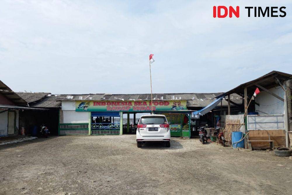 Restoran Dadap Indah di Tangerang tergerus air laut yang meluap ke daratan. (IDN Times/Aryodamar)