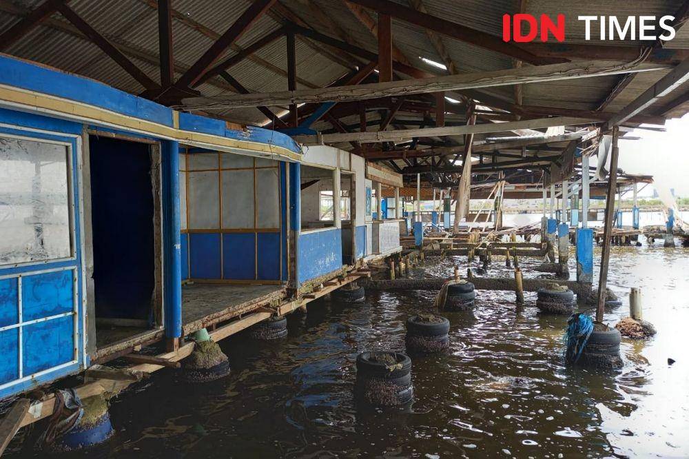 Restoran Dadap Indah di Tangerang tergerus air laut yang meluap ke daratan. (IDN Times/Aryodamar)