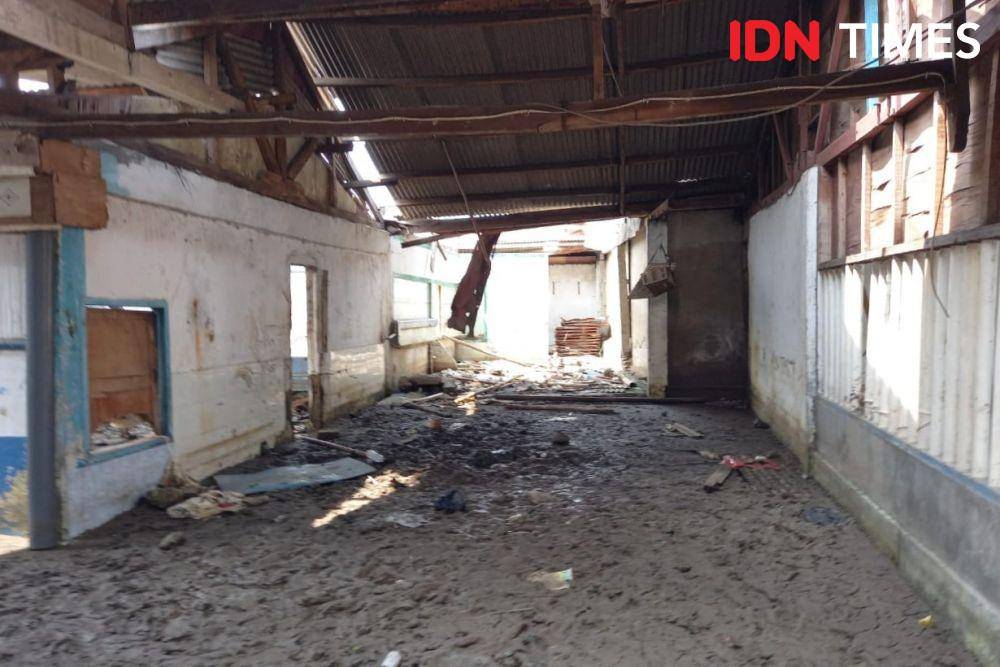 Restoran Dadap Indah di Tangerang tergerus air laut yang meluap ke daratan. (IDN Times/Aryodamar)