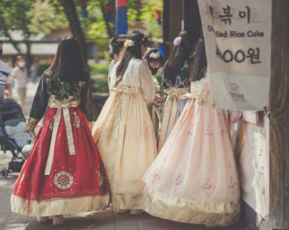 Ilustrasi perempuan Korea Selatan mengenakan baju tradisional Hanbok. Sumber: Unsplash.com/Zero Take