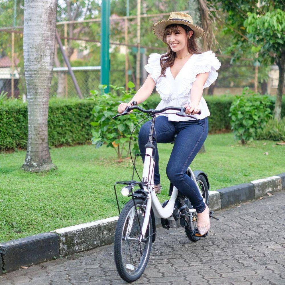 Ayu Dewi (instagram.com/mrsayudewi)