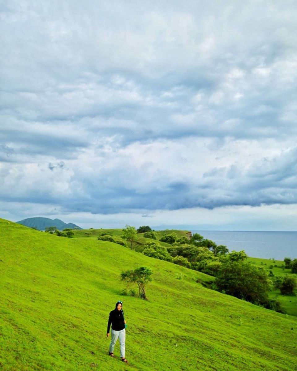 Melihat Padang Savana Doro Ncanga di Kaki Gunung Tambora