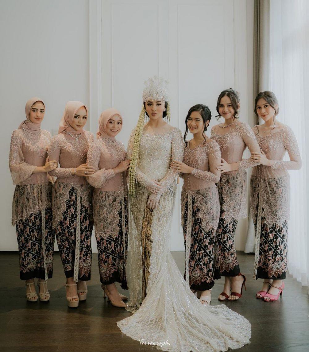 10 Inspirasi Baju Seragaman ala Lesti Kejora, Kebayanya Auto Memikat