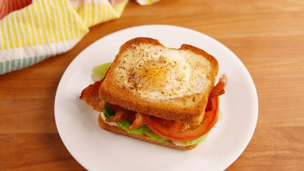 ilustrasi egg in a hole with bacon (delish.com/Chelsea Lupkin)