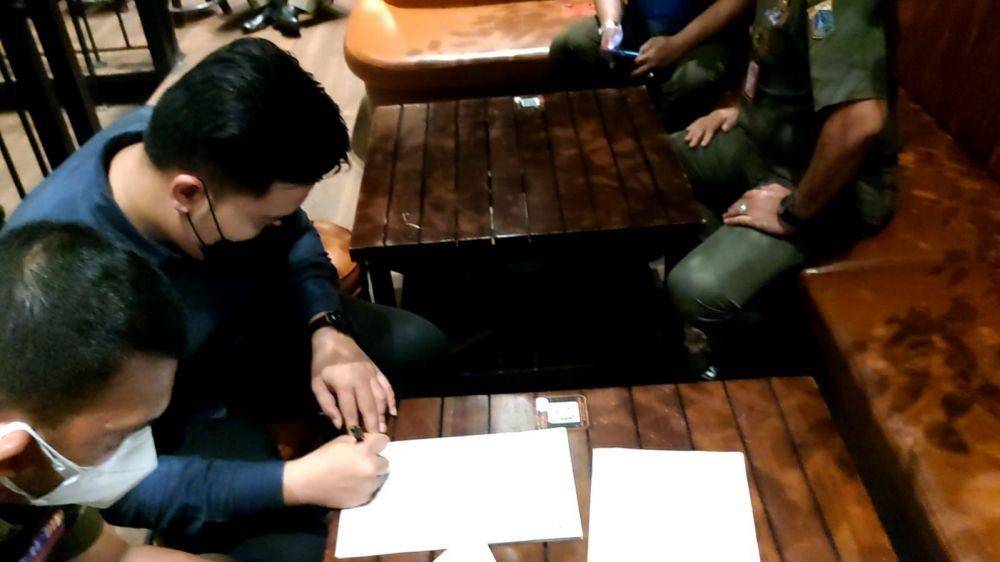 Satpol PP DKI Jakarta beri sanksi pada resto Holywings Kemang Raya, Jakarta Selatan pada Senin (6/9/2021) malam (Dok. Pemprov DKI Jakarta)