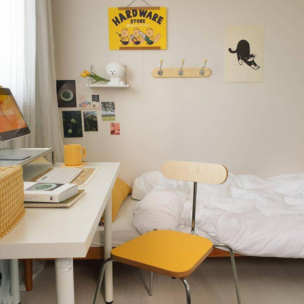 Kamar putih gading dengan aksen kuning (instagram.com/2yujin22)