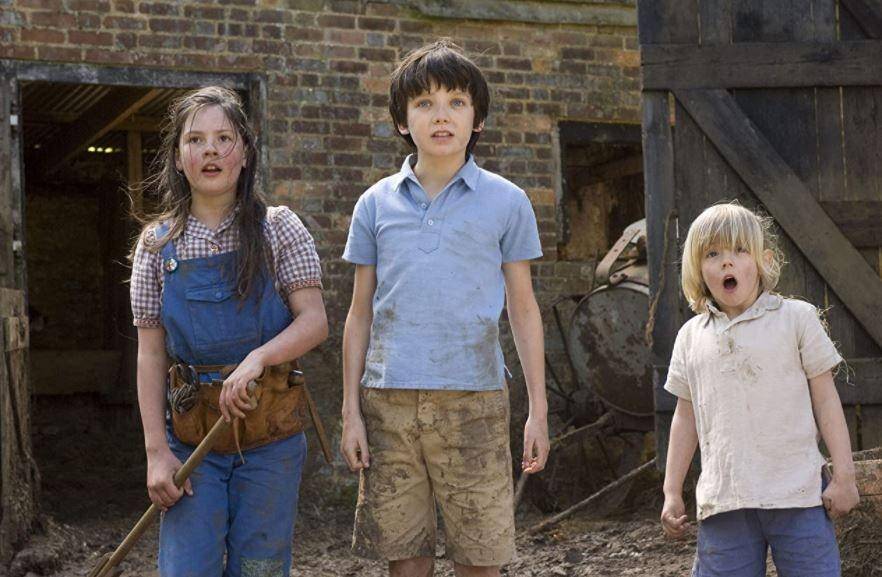 foto Asa Butterfield, Lil Woods, dan Oscar Steer di Nanny McPhee and the Big Bang (dok. Universal Pictures)