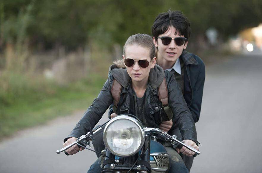 cuplikan Britt Robertson and Asa Butterfield di The Space Between Us (dok. STX Productions)