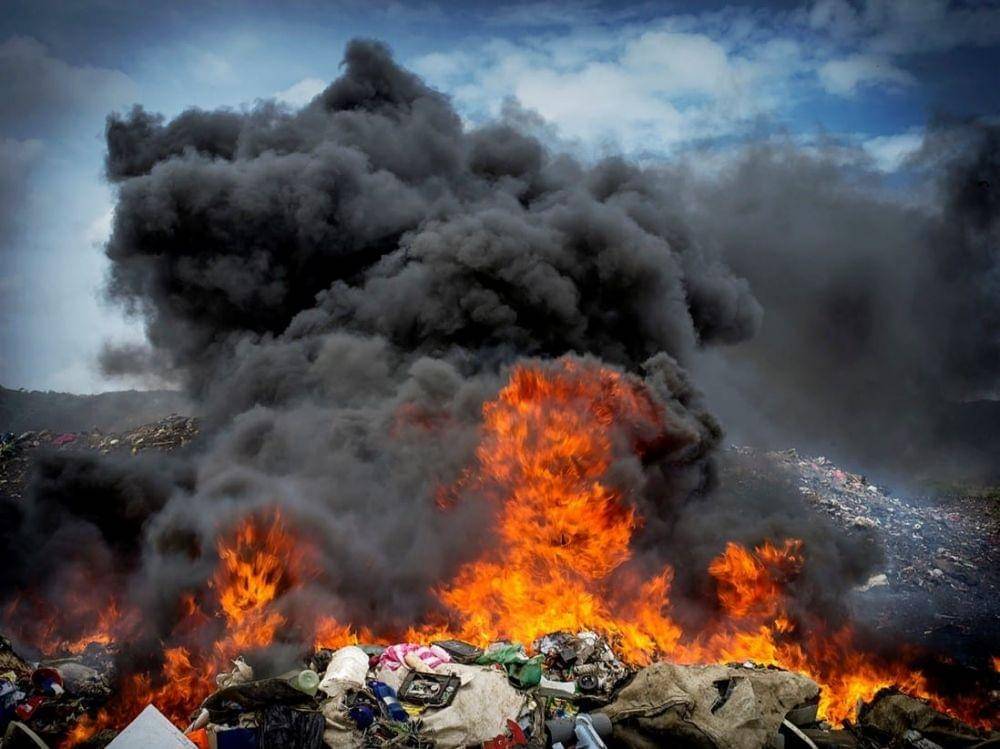 ilustrasi bakar sampah (iswa.org)