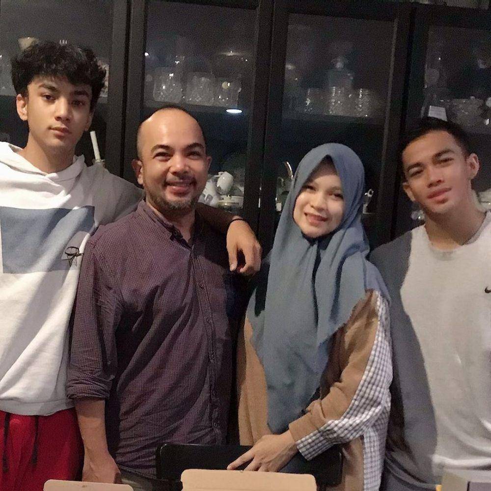 Emyr Razan dan keluarga (instagram.com/ajeng_faradita)