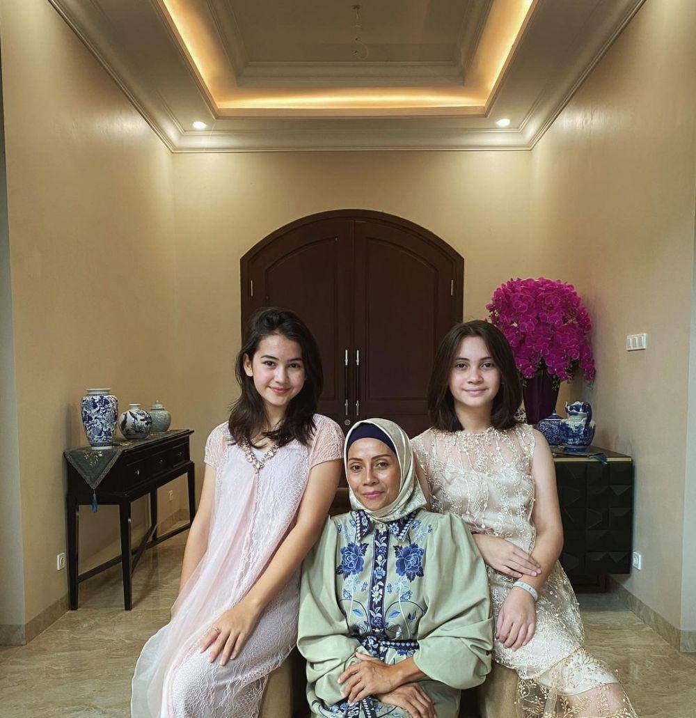 Sandrinna Michelle dan keluarga (instagram.com/sandrinna_11)