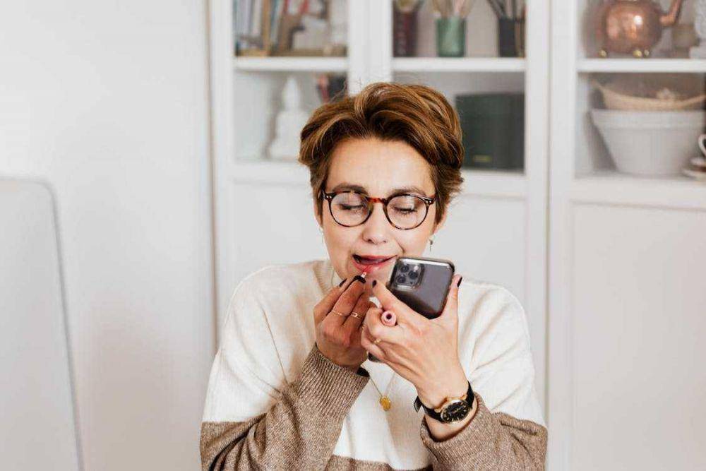 wanita sedang memegang gadget (pexels.com/@karolina grabvosk