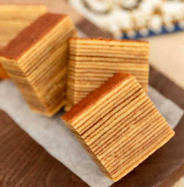 lapis legit (instagram.com/1000.layer.bakery)