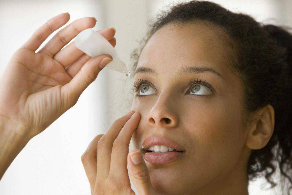ilustrasi menggunakan obat tetes mata (verywellhealth.com)