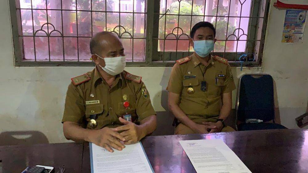 Kepala Disdukcapil Kota Bandar Lampung, Ahmad Zainuddin gelar preskon pengeroyokan di dinas terkait (IDN Times/Istimewa)