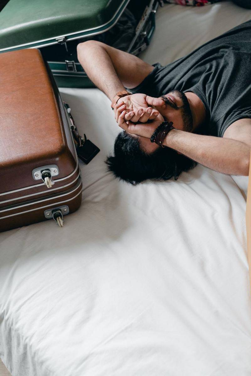 ilustrasi cowok tidur (pexels.com/Ketut Subiyanto)