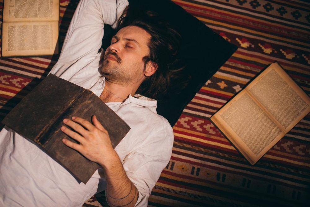 ilustrasi cowok tidur (pexels.com/KoolShooters)