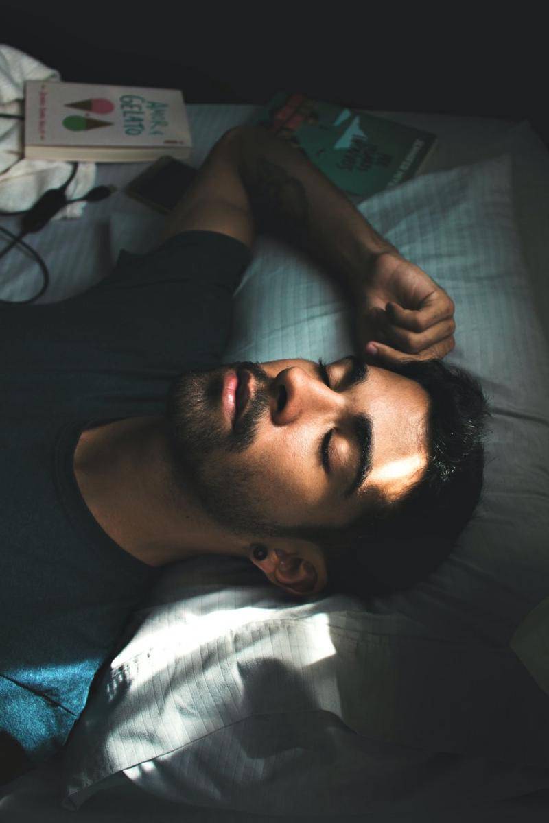 ilustrasi cowok tidur (pexels.com/Lucas Andrade)