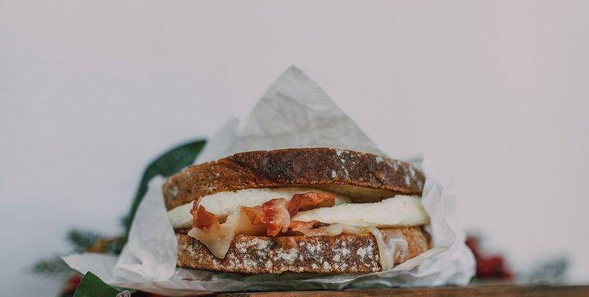 ilustrasi egg and bacon grilled cheese (pexels.com/RODNAE Productions)