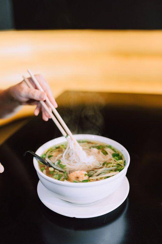 semangkuk pho hangat (pexels.com/RODNAE Productions)