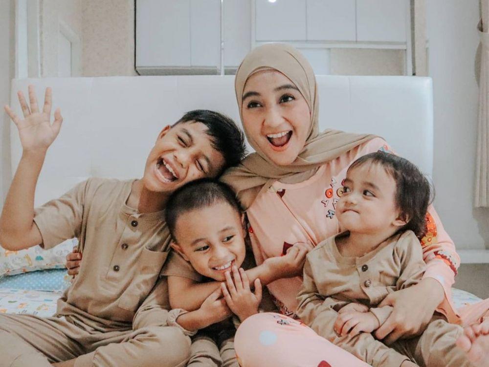 10 Potret Telaten Penty saat Asuh Buah Hati, Ibu Muda Panutan!