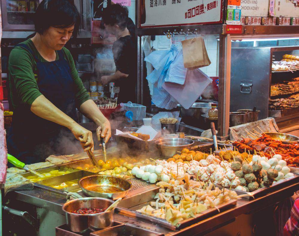 seseorang berjualan Odeng (unsplash.com/Vernon Raineil Cenzon)