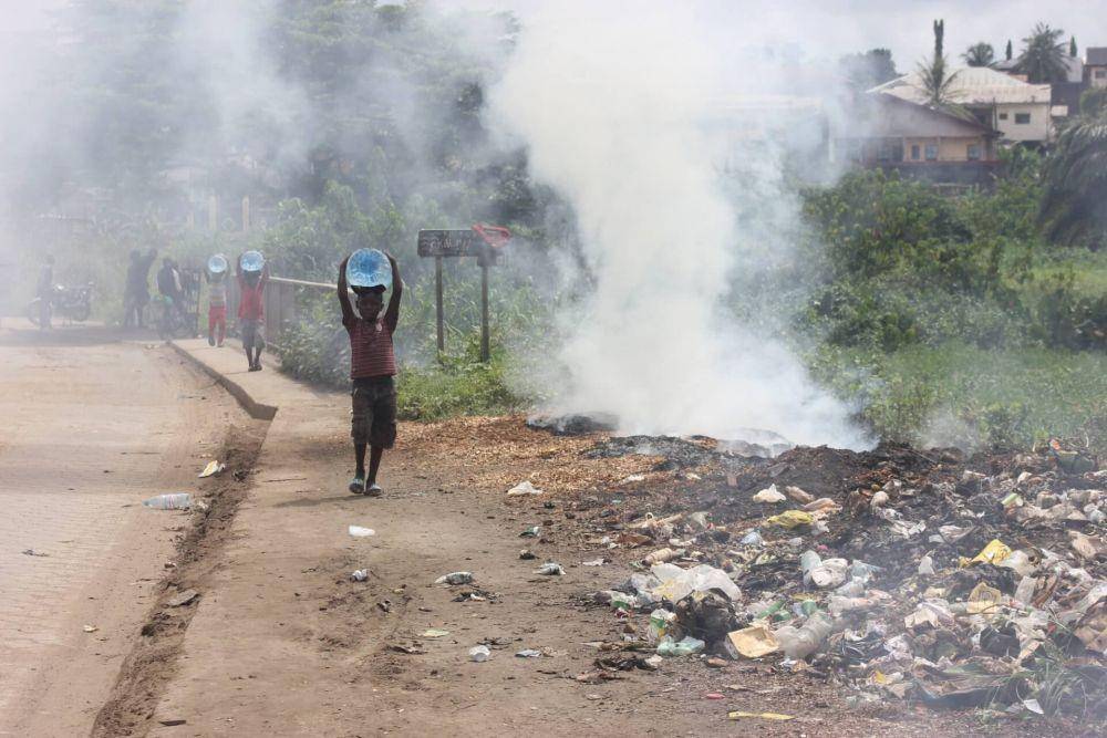 ilustrasi sampah yang dibakar di pinggir jalan (wasteaid.org)