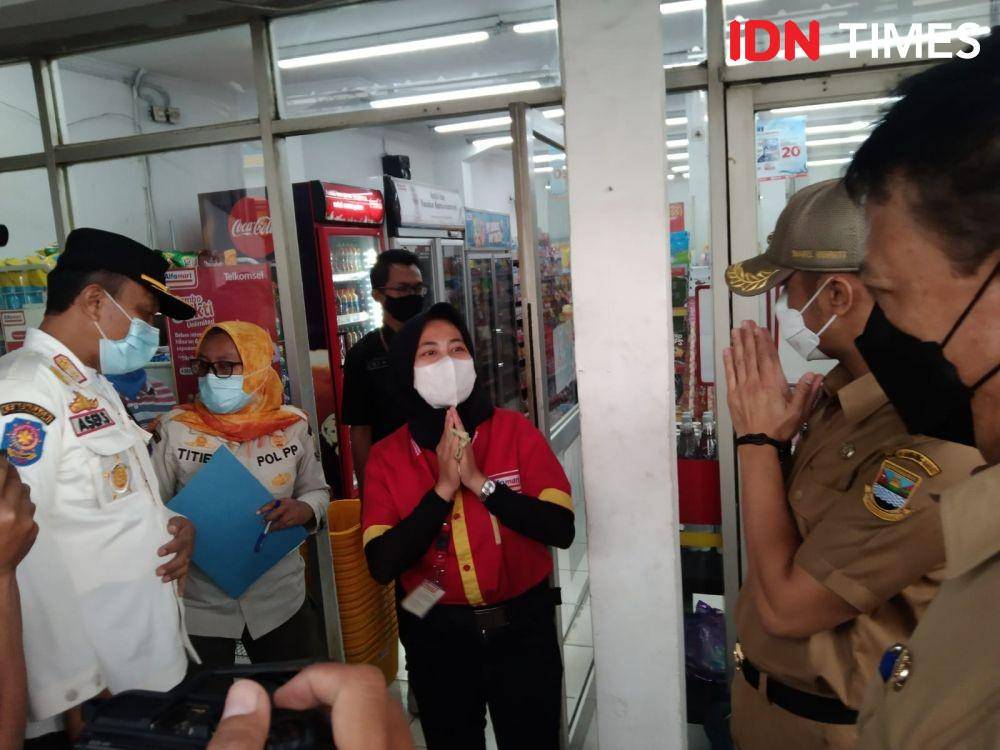 Bupati Bandung Barat Hengky Kurniawan menyegel mini market. (IDN Times/Bagus F)